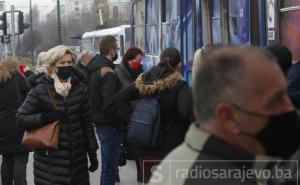 Sarajevo ulazi u vikend lockdown: Pogledajte gužve na tramvajskim stajalištima